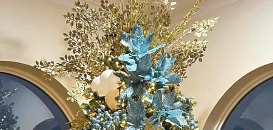 Дизайнерская Елка украшенная Золотыми и Голубыми Цветами Golden and Blue Flowers - фото №1