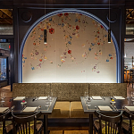 Обои ручная роспись Falling Flowers Standard colourway on Pale Grey dyed silk варинант исполнения - 1 | Loft Concept в Ульяновске