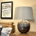 Настольная лампа с круглым фарфоровым основанием ручной работы с покрытием глазурью и белым абажуром из искусственного шелка Elstead Lighting варинант исполнения - 2 | Loft Concept в Ульяновске