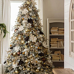 Дизайнерская Елка украшенная шарами в бежевых тонах и декором в виде белых цветов и шишек варинант исполнения - 1 | Loft Concept в Ульяновске