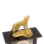 Часы настольные с декором в виде волка из натурального камня Офиокальцит Wolf Stone Clock варинант исполнения - 3 | Loft Concept в Ульяновске