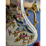 Ваза белого цвета из фарфора с цветочным рисунком и бронзовыми ручками с фигурками птиц Eden Garden porcelain and bronze варинант исполнения - 4 | Loft Concept в Ульяновске