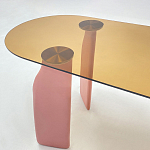 Обеденный стол со стеклянной столешницей и розовыми ножками с тканевой обивкой Wrigley варинант исполнения - 4 | Loft Concept в Ульяновске