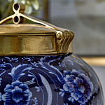 Ваза с насыщенным синим орнаментом и золотой крышкой Blue & White Ornament  варинант исполнения - 3 | Loft Concept в Ульяновске