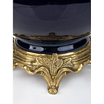 Ваза темно-синяя фарфоровая на бронзовой подставке с ажурным ободком и изогнутыми ручками Eden Garden варинант исполнения - 3 | Loft Concept в Ульяновске