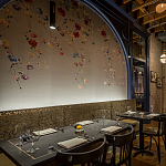 Обои ручная роспись Falling Flowers Standard colourway on Pale Grey dyed silk варинант исполнения - 2 | Loft Concept в Ульяновске