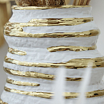 Ваза белая с рельефной поверхностью и золотыми полосами Vase Beehive варинант исполнения - 3 | Loft Concept в Ульяновске