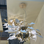 Люстра подвесная с белыми матовыми и золотыми глянцевыми листьями Wintery flovers варинант исполнения - 4 | Loft Concept в Ульяновске