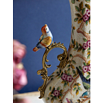 Ваза белого цвета из фарфора с цветочным рисунком и бронзовыми ручками с фигурками птиц Eden Garden porcelain and bronze варинант исполнения - 1 | Loft Concept в Ульяновске