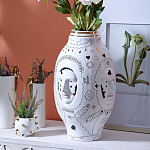 Ваза с декоративными лицами и графическими элементами в виде сердец и символов Faces of Imagination варинант исполнения - 3 | Loft Concept в Ульяновске
