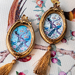 Картина с изображением павлинов в саду в овальной позолоченной раме с кисточкой Chinoiserie Imperial Garden Peacocks on a Tree Poster варинант исполнения - 4 | Loft Concept в Ульяновске