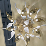 Люстра потолочная с декоративными белыми и золотистыми листьями Wintery flovers варинант исполнения - 5 | Loft Concept в Ульяновске