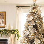 Дизайнерская Елка украшенная шарами в бежевых тонах и декором в виде белых цветов и шишек варинант исполнения - 3 | Loft Concept в Ульяновске