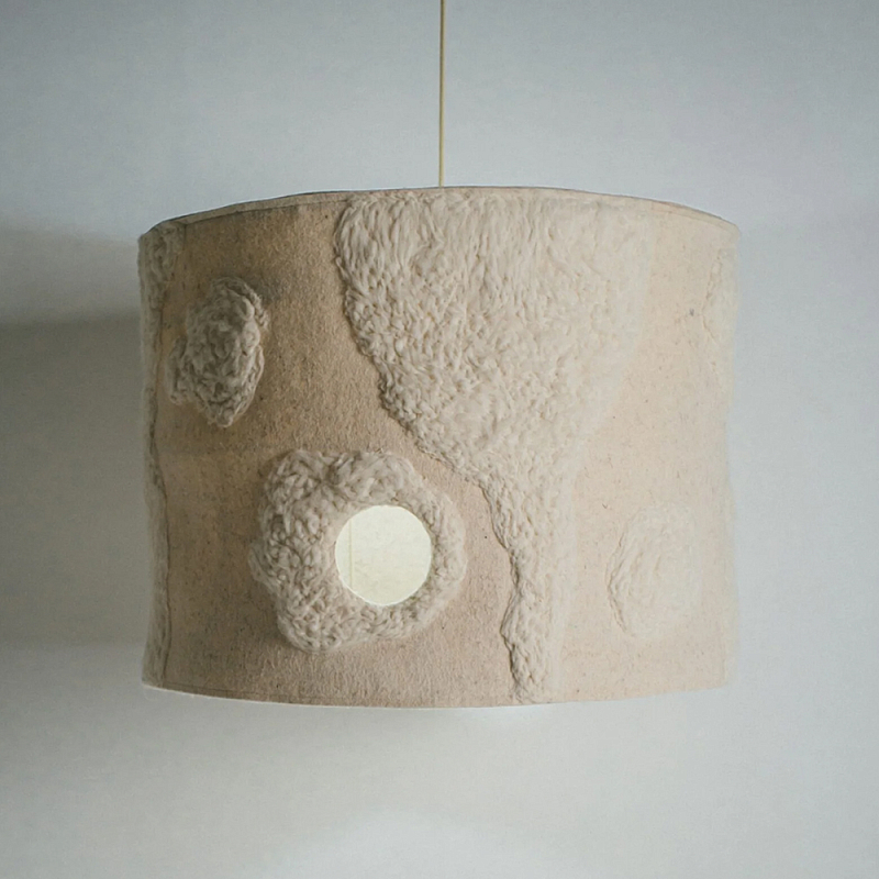 Подвесной светильник из шерсти в технике сухого валяния Dry Felted Wool Lamp Бежевый Подвесной светильник из шерсти в технике сухого валяния Dry Felted Wool Lamp Бежевый в Ульяновске | Loft Concept