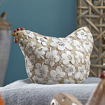 Статуэтка курица с резными белыми цветами на бежевой фактурной поверхности Rustic Chicken варинант исполнения - 3 | Loft Concept в Ульяновске