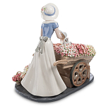 Статуэтка фарфоровая Девушка и маленькая девочка с цветами Charming Statuette варинант исполнения - 3 | Loft Concept в Ульяновске