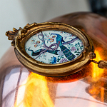 Картина с изображением павлинов в саду в овальной позолоченной раме с кисточкой Chinoiserie Imperial Garden Peacocks on a Tree Poster варинант исполнения - 3 | Loft Concept в Ульяновске