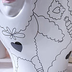 Ваза с декоративными лицами и графическими элементами в виде сердец и символов Faces of Imagination варинант исполнения - 10 | Loft Concept в Ульяновске