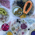 Круглый поднос из эпоксидной смолы с цветами белый Epoxy Resin Flowers Tray White варинант исполнения - 3 | Loft Concept в Ульяновске