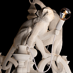 Люстра с тремя фигурами обезьян с лампочками в руках белого цвета Hanging Monkey варинант исполнения - 4 | Loft Concept в Ульяновске