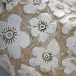 Статуэтка курица с резными белыми цветами на бежевой фактурной поверхности Rustic Chicken варинант исполнения - 2 | Loft Concept в Ульяновске