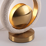 Настольная лампа с бежевым текстурным кольцом и латунным шаром в центре Tactile   варинант исполнения - 8 | Loft Concept в Ульяновске