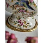 Ваза белого цвета из фарфора с цветочным рисунком и бронзовыми ручками с фигурками птиц Eden Garden porcelain and bronze варинант исполнения - 3 | Loft Concept в Ульяновске