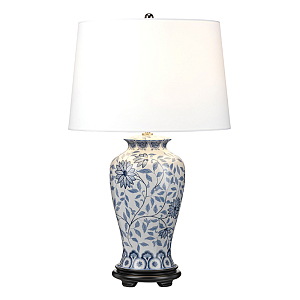 Настольная лампа с керамическим основанием в белом цвете с синим цветочным орнаментом на темной деревянной подставке и тканевым абажуром Elstead Lighting