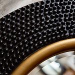 Зеркало в черной фактурной раме с золотым кантом Summon the Light варинант исполнения - 3 | Loft Concept в Ульяновске