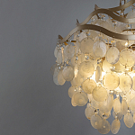 Люстра подвесная с белыми перламутровыми подвесками и изогнутыми золотистыми элементами Диаметр 50 см SHELL Chandelier варинант исполнения - 3 | Loft Concept в Ульяновске
