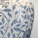 Настольная лампа с керамическим основанием в белом цвете с синим цветочным орнаментом на темной деревянной подставке и тканевым абажуром Elstead Lighting варинант исполнения - 4 | Loft Concept в Ульяновске