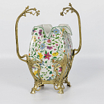 Ваза белого цвета из фарфора с ярким цветочным узором и бронзовыми ручками в виде ветвей Eden Garden porcelain and bronzeм варинант исполнения - 1 | Loft Concept в Ульяновске