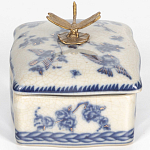 Фарфоровая шкатулка с бронзовой стрекозой Blue and White варинант исполнения - 2 | Loft Concept в Ульяновске